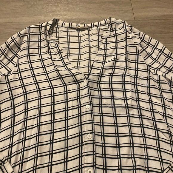 Soft checkered black/white long sleeve button down blouse size small - Picture 3 of 8